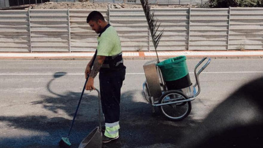 El mensaje viral de un barrendero grancanario: &quot;No soy un &quot;barremierdas&quot;. Cuando pases por mi lado puedes darme los buenos días&quot;