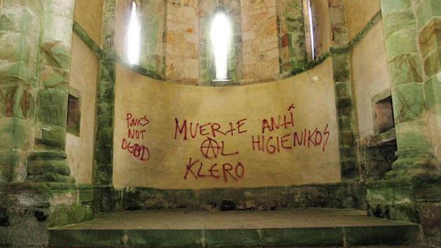 Pintadas en el altar principal de la iglesia de San Antolín de Bedón, en Llanes.