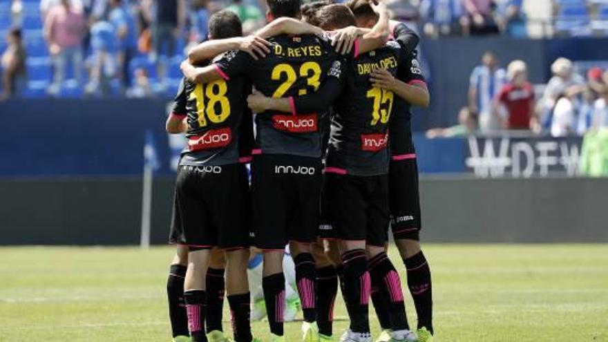 Els jugadors de l&#039;Espanyol feliciten Leo Baptistao després de marcar l&#039;únic gol del partit.