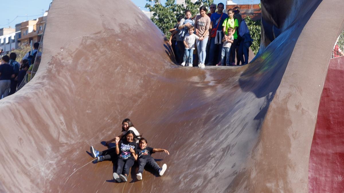 Unos pequeños se lanzan por uno de los toboganes del Gulliver.