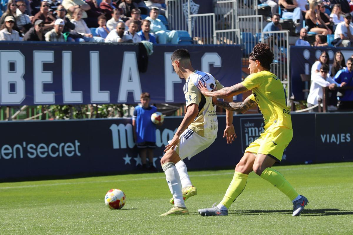 El central argentino Lautaro presiona al delantero local Vícgor Sánchez.