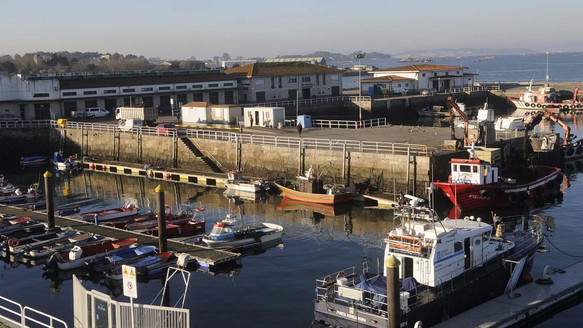 Puerto de Vilaxóan, con la embarcación de Gardacostas atracada