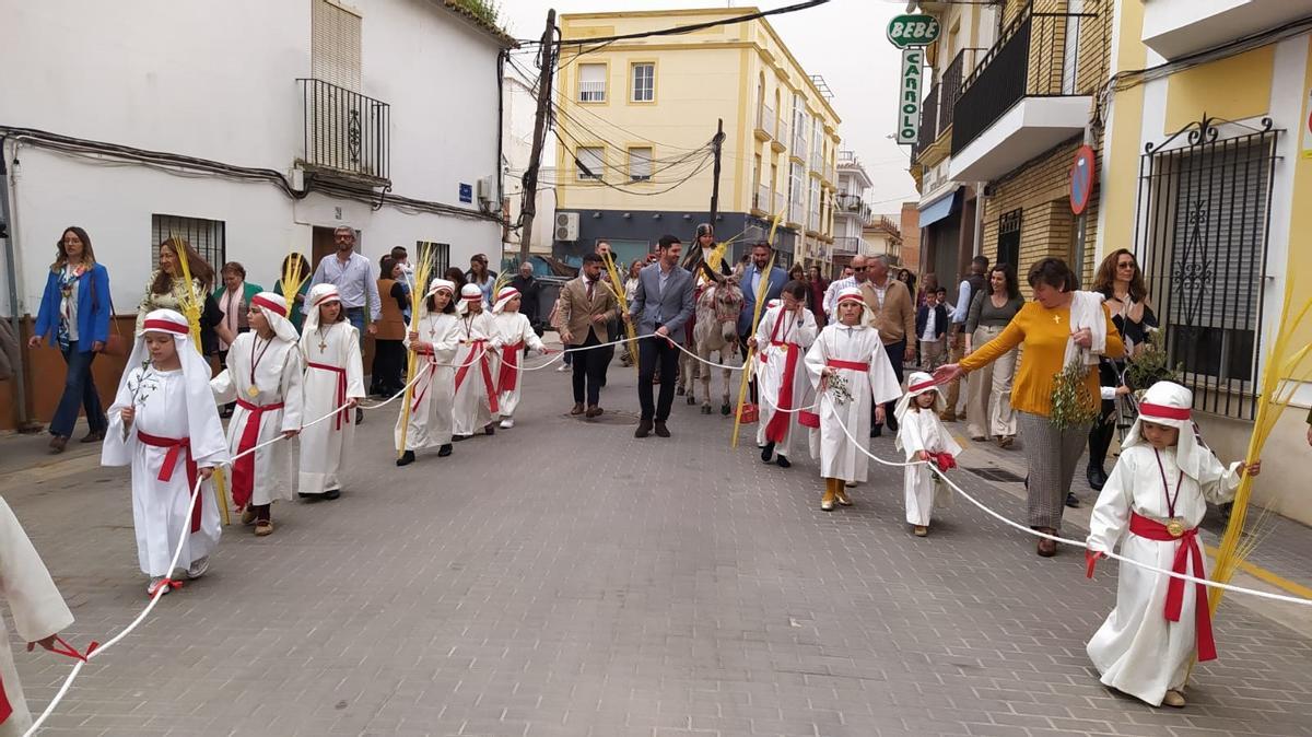 Acompañamiento infantil para la Borriquita viviente de Fuente Palmera.