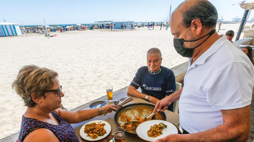 Dos comensales disfrutan de una paella en Valencia.