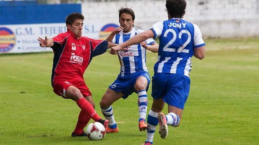 Álex Arias disputa un balón a Gerardo y Jony en el último derbi comarcal entre Avilés y Marino del Suárez Puerta.