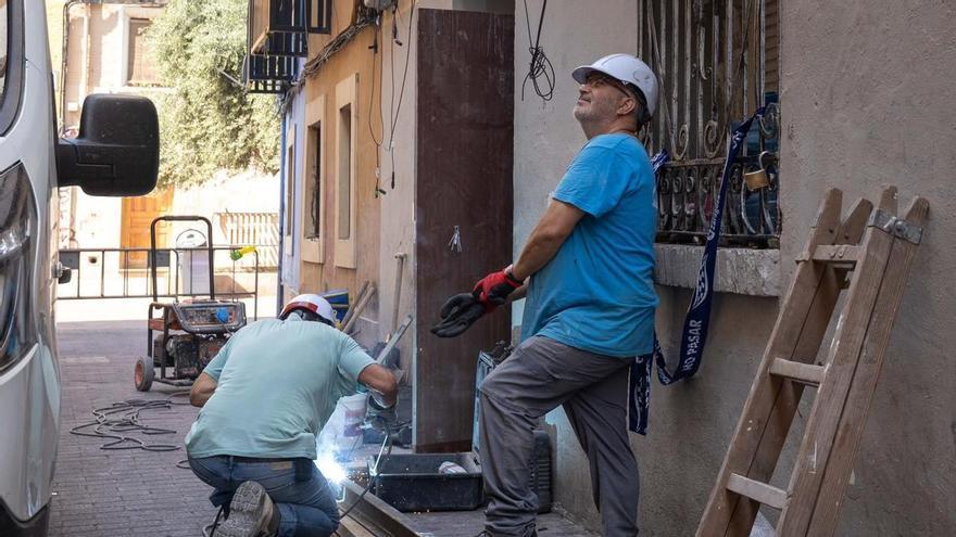 Comienza el apuntalamiento previo al derribo del edificio de la calle Arcadas: "Si no se puede vivir, que no se viva"