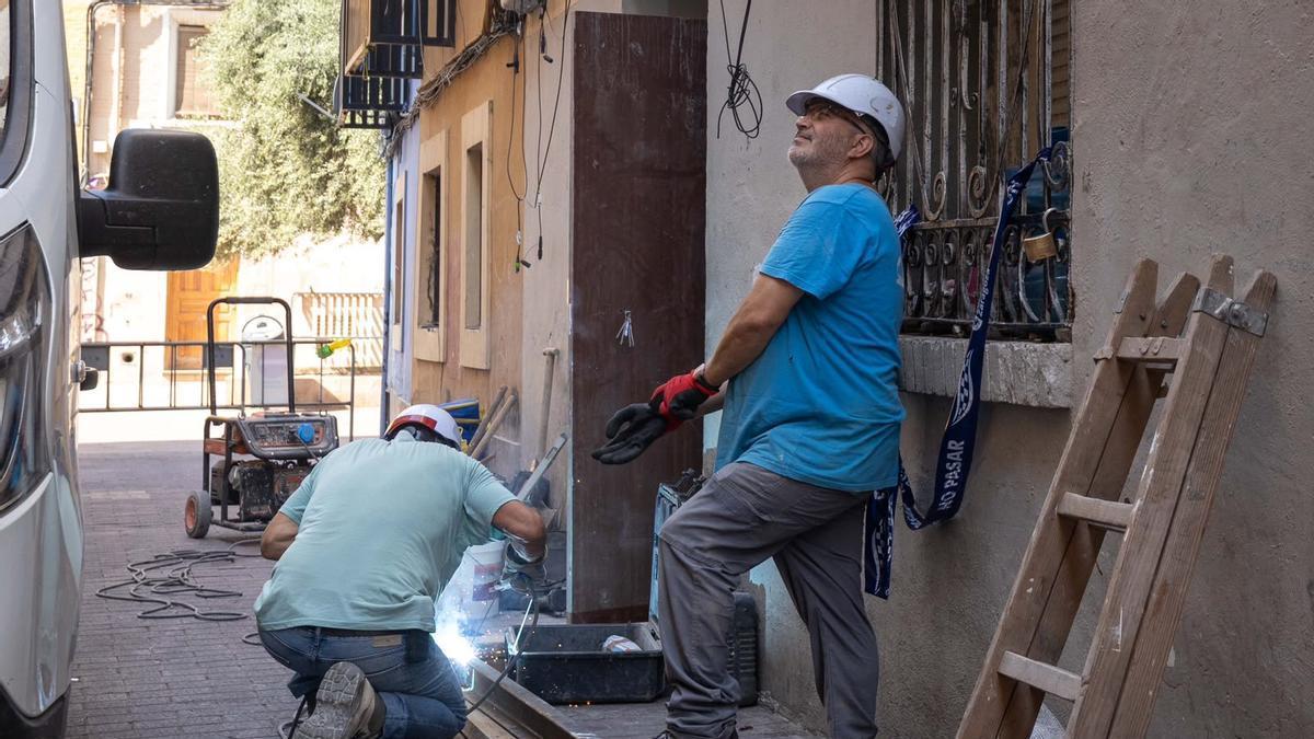 Comienza el apuntalamiento previo al derribo del edificio de la calle Arcadas: "Si no se puede vivir, que no se viva"