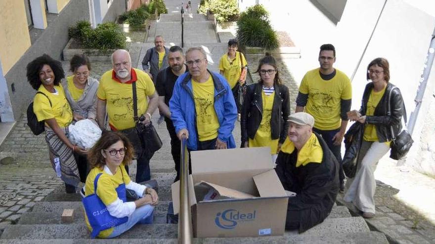 Participantes del proyecto &#039;Artistas encontrados y apropiados en A Coruña&#039;, ayer junto a Pablo Bruscky (tercero a la izquierda).