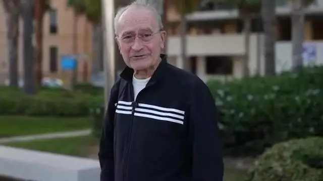 De la Torre se graba en chándal y camino a la piscina para anunciar que se presentará a sus séptimas elecciones