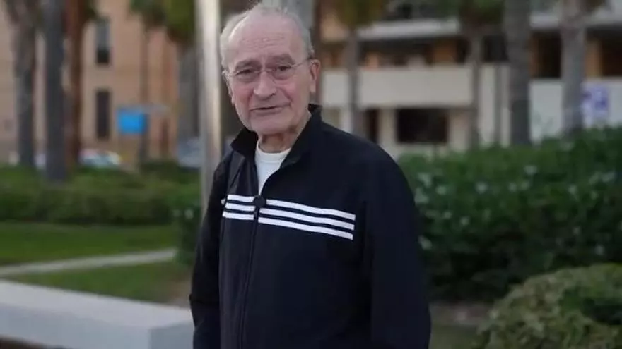 De la Torre se graba en chándal y de camino a la piscina para anunciar que volverá a presentarse a las elecciones: "Mientras la salud me acompañe, aquí estaré"