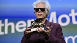 Jim Jarmusch posa tras recibir el León de Oro a la Mejor Película por  Father Mother Sister Brother