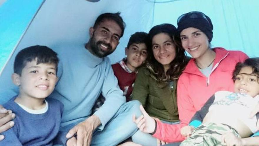 Osman junto a una voluntaria; su madre, Palwasha; su padre, Ata y sus hermanos.