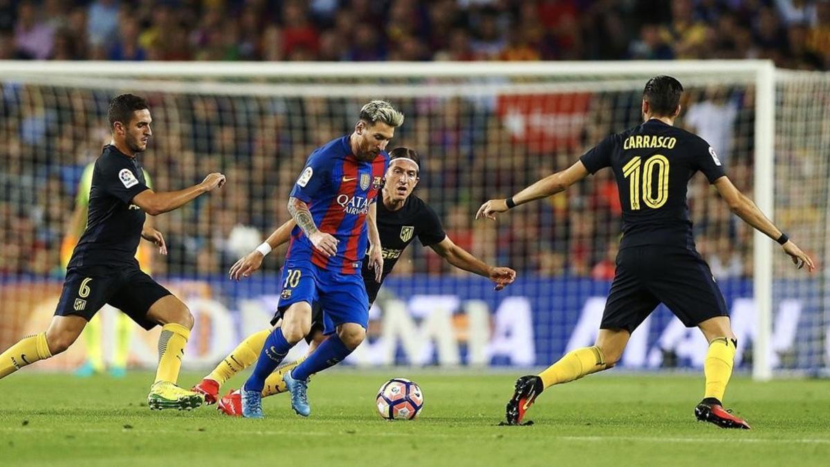 Messi, rodeado de rivales en el enfrentamiento de Liga del Camp Nou.