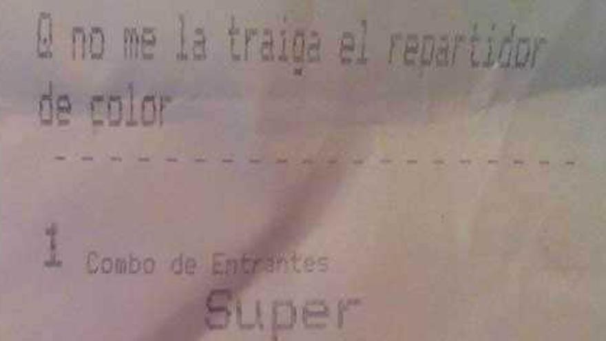 El tique con el pedido y la petición realizada por el cliente.