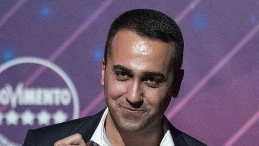 Di Maio se quita la corbata al anunciar su dimisión. // DPA