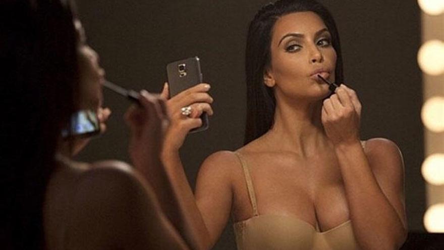 Kim Kardashian desata la polémica con su desnudo.