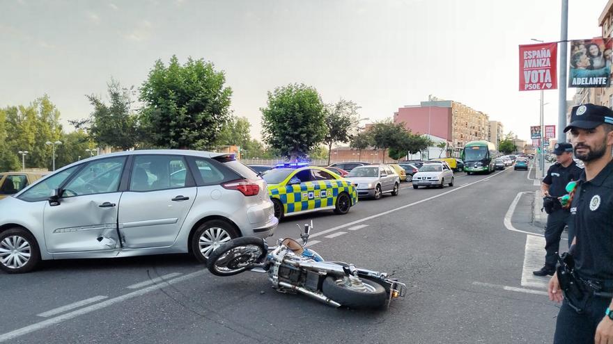 Choque entre un coche y una moto, en Plasencia