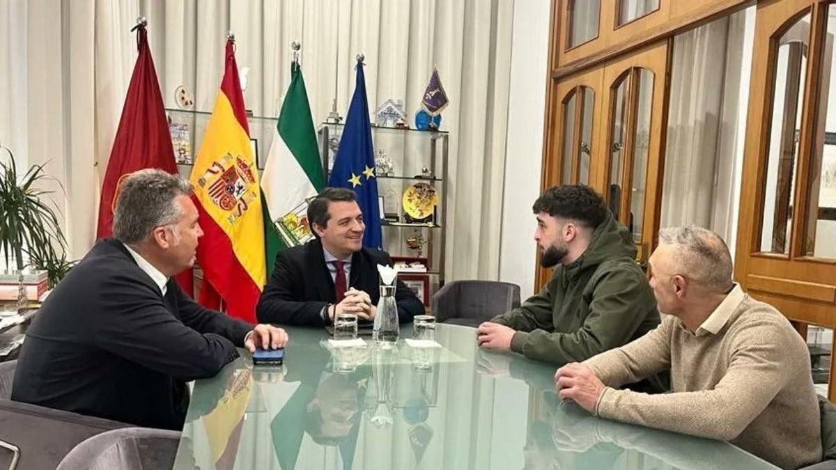 Manuel Torrejimeno, José María Bellido, José Luis Navarro Jr. y José Luis Navarro Sr., en el Ayuntamiento de Córdoba.