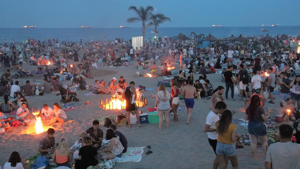 Imagen de la playa del Grau de Castelló en las hogueras de Sant Joan del año 2019, las últimas que se celebraron con normalidad.