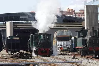 Las maquinistas echan más madera en el el Museo del Ferrocarril de Gijón por el 8M: en imágenes
