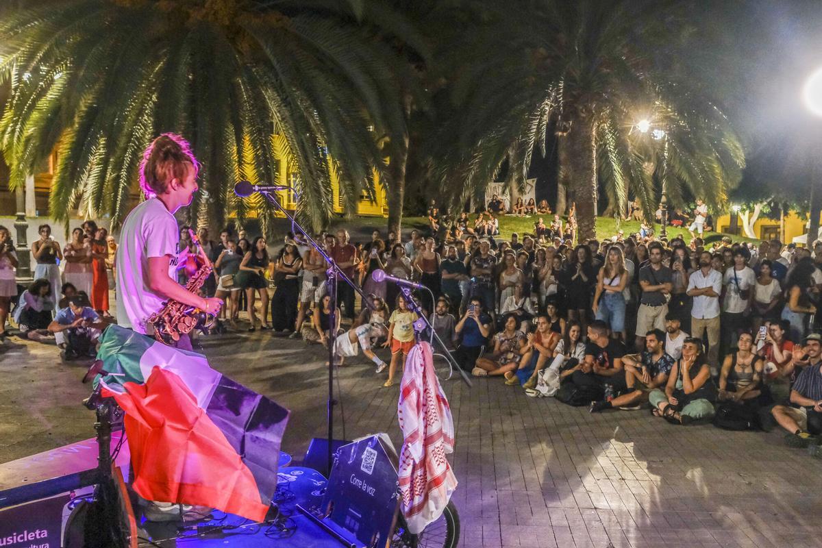Conciertos en el segundo día de la acampada por la vivienda en la Plaza de La Feria, en Las Palmas de Gran Canaria