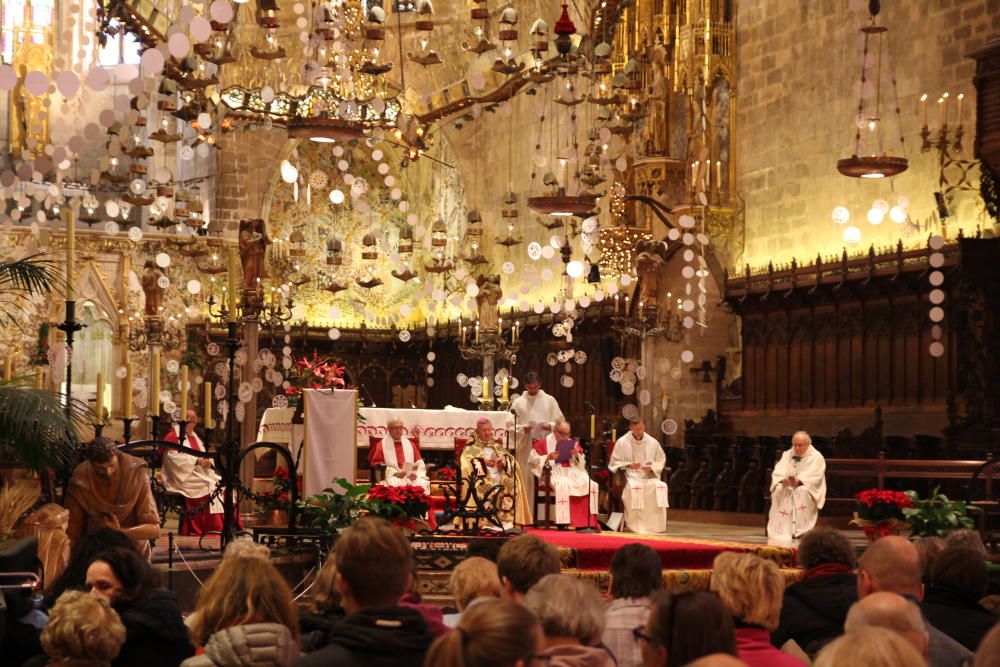 Mehrere tausend Personen kamen an Heiligabend wieder zu den beiden Ausgaben der deutschsprachigen ökumenischen Christvesper in der Kathedrale von Palma de Mallorca, die inzwischen seit 1971 auf Mallorca stattfinden. Die Predigt hielt Pfarrer Andreas Falow.