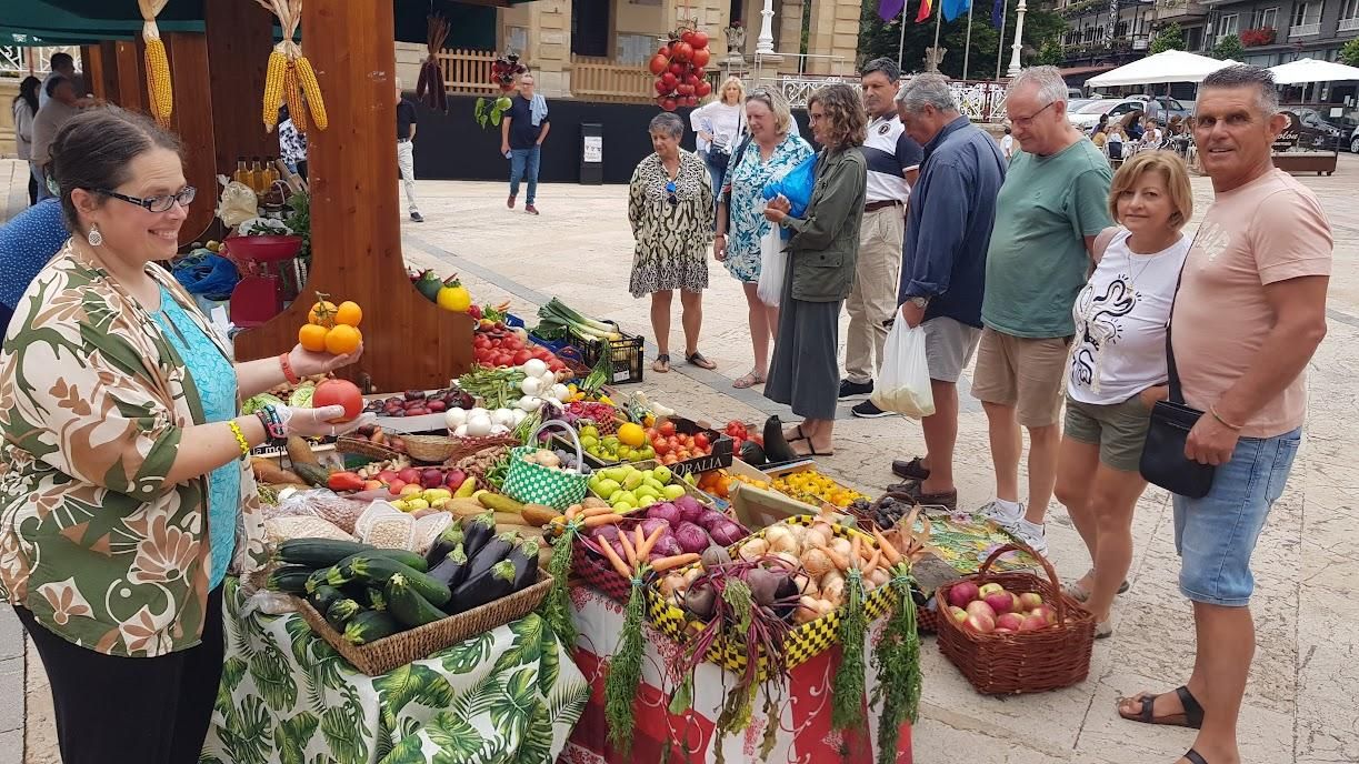 Villaviciosa se lo lleva de calle: ferias, desfiles y comercio en la calle en un fin de semana de gran afluencia de público