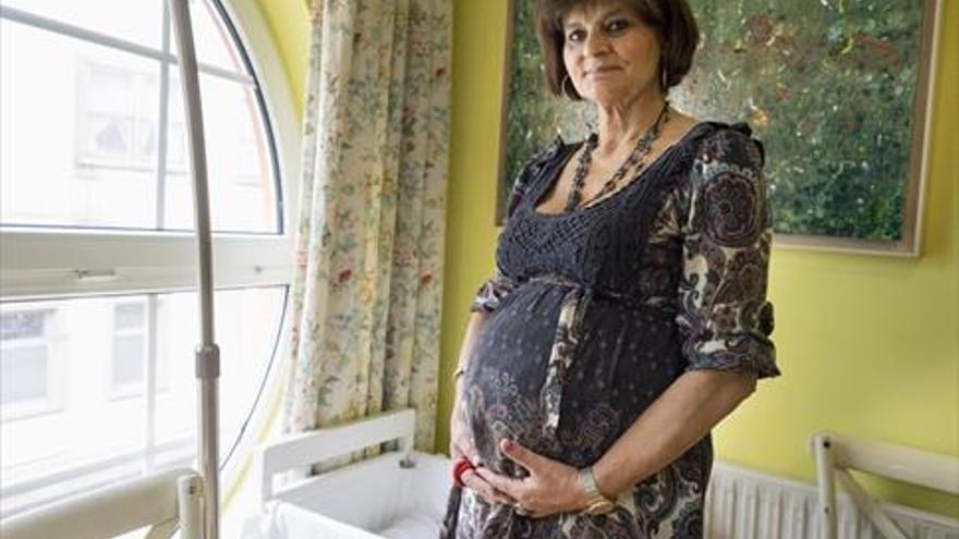 Una doctora gallega de 62 años da a luz una niña