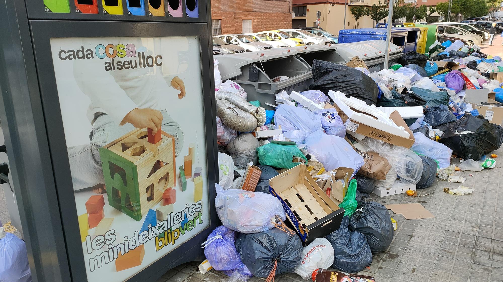 Figueres segueix patint la vaga d'escombraries una setmana després
