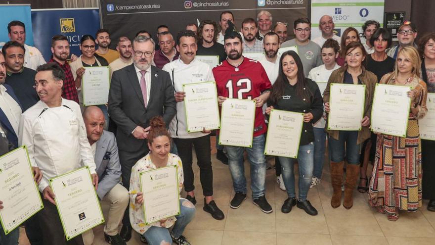 Foto de familia de los organizadores y premiados del Campeonato de Asturias de Pinchos y Tapas, ayer, en la Escuela de Hostelería de Olloniego. | Irma Collín |  IRMA COLLÍN