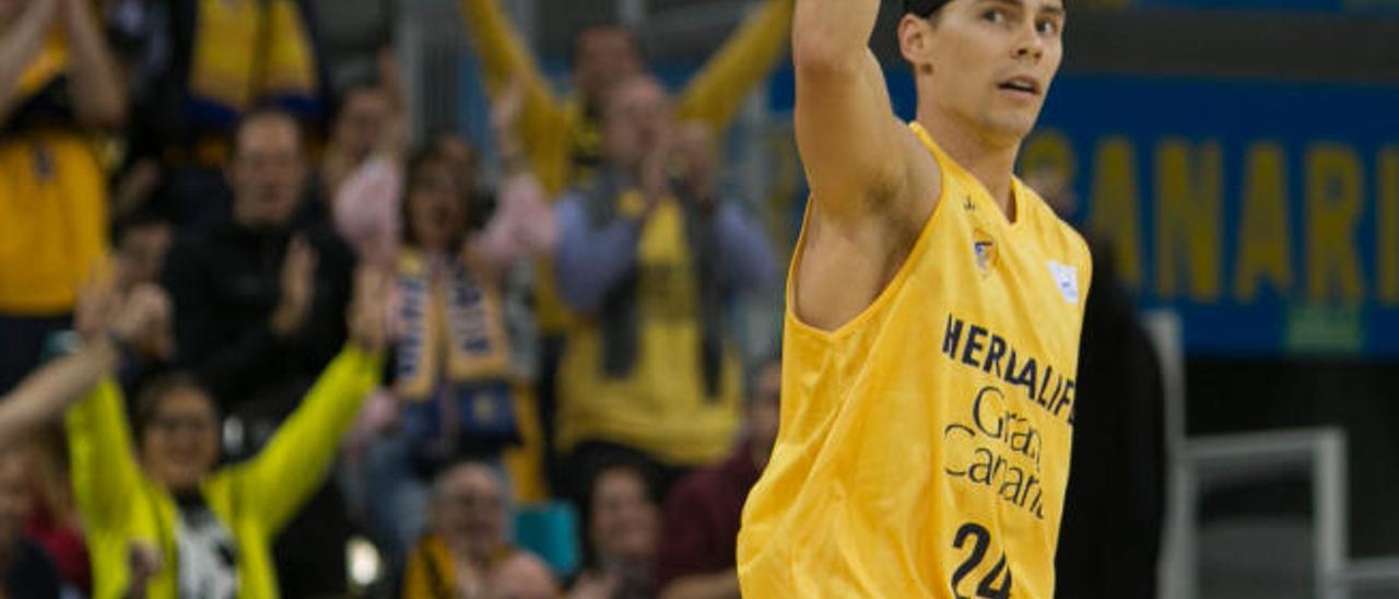 Kyle Kuric celebra ayer el primer triple que consiguió anotar en su regreso a las pistas tras su enfermedad.