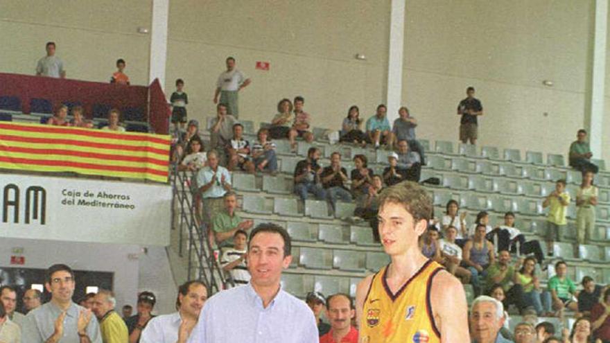 Gasol recibe uno de los trofeos de manos de Epi