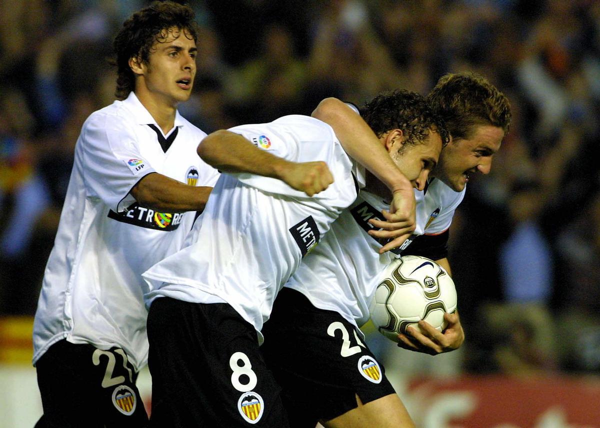 Mista y Aimar abrazan a Baraja tras su doblete mítico al Espanyol. Un año antes, plantó cara a Effenberg en la final de la Champions