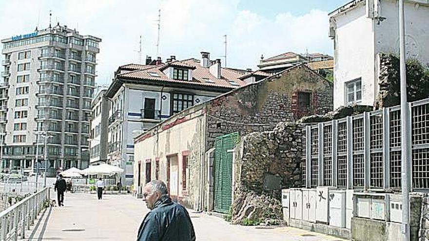 A la derecha, la caseta de HC que será donada al Ayuntamiento, junto al edificio del Náutico, en el muelle.