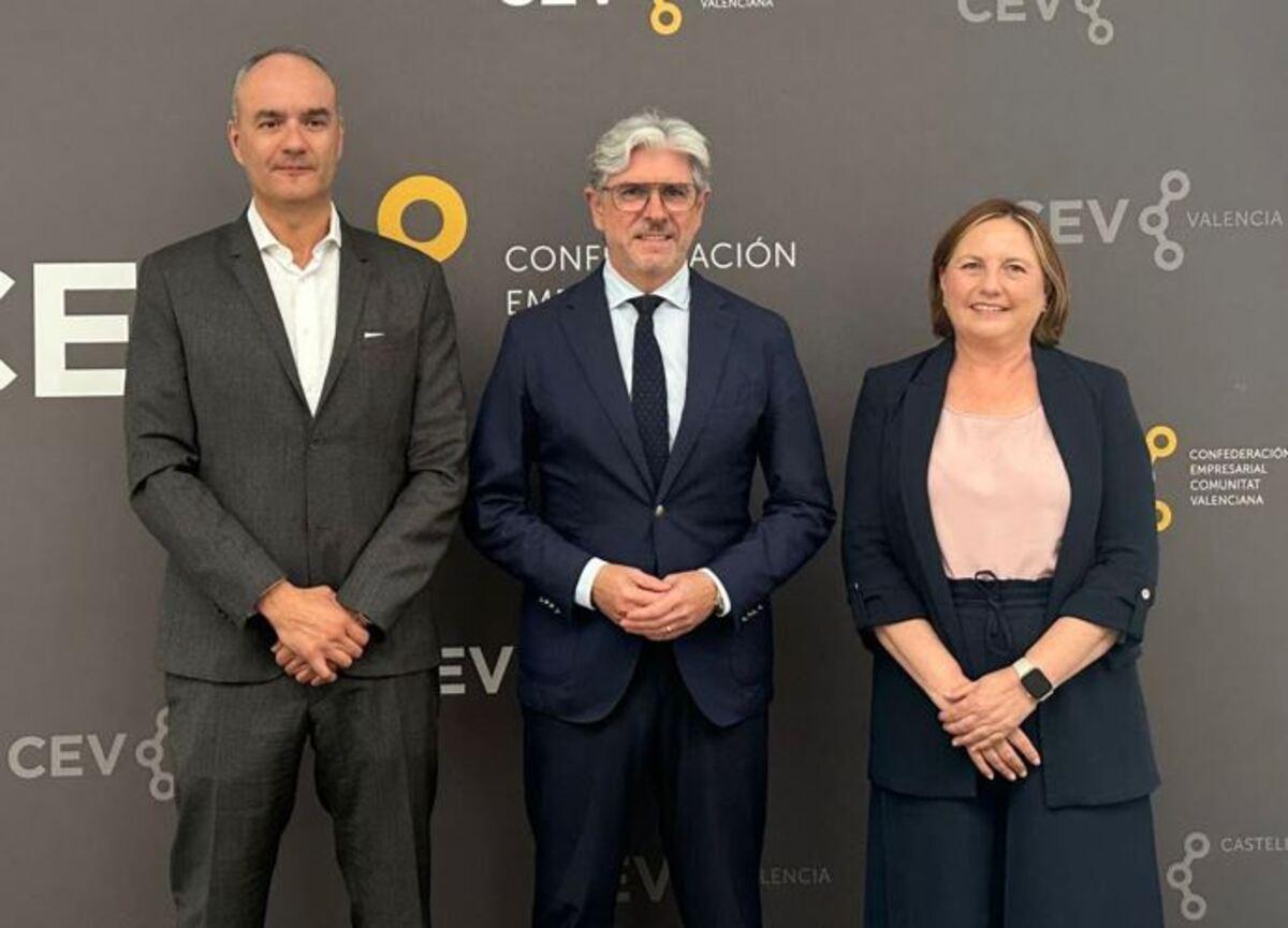 Marcos J. Lacruz (presidente de Avaesen), Felipe Carrasco (secretario autonómico de Industria) e Inmaculada García (secretaria general de la CEV), ayer.