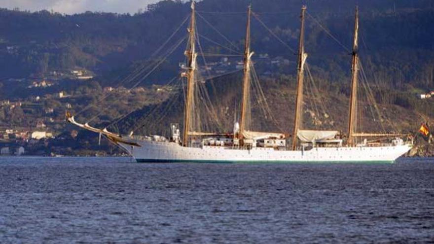 El Juan Sebastián de Elcano, ayer, fondeado en la ría de Pontevedra