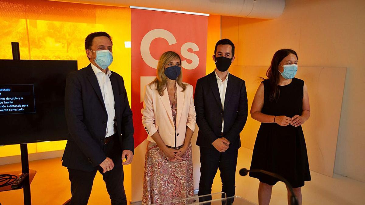 Edmundo Bal, Patricia Guasp, Javier Torres y Marina Bravo, ayer, antes del acto de partido. | VICENT MARÍ