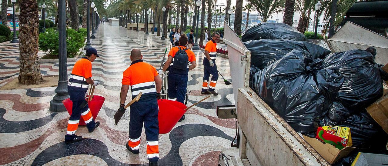 Operarios del servicio de limpieza de la ciudad de Alicante, en una imagen previa a la pandemia tomada en el paseo de la Explanada. | LARS TER MEULEN