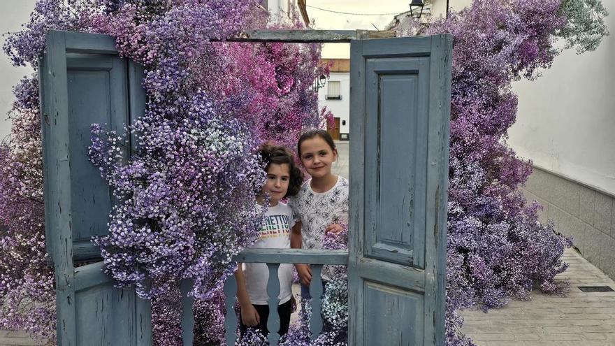 Cañete de las Torres: El visitante se convierte en foco de atracción en Calles en Flor