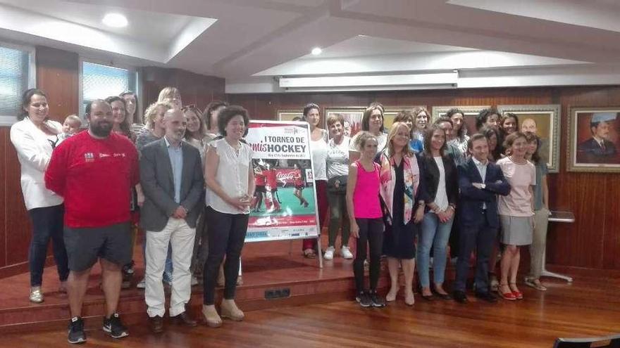 Jugadoras y directivos, en la presentación del torneo.