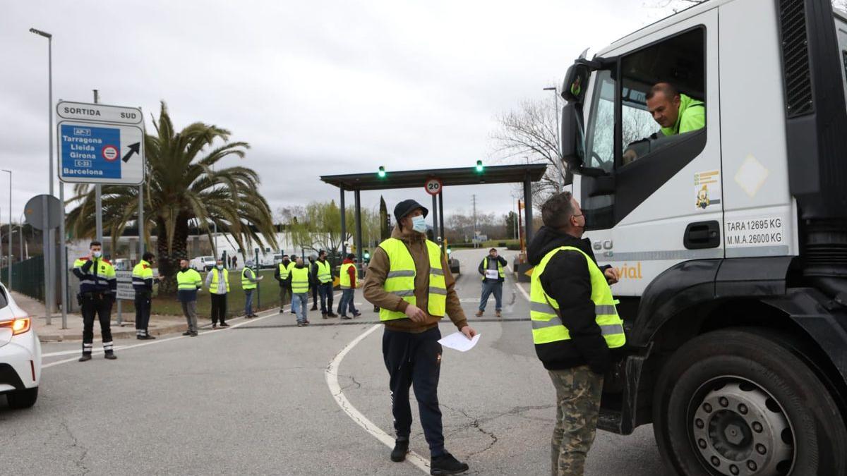 Un grup de piquets informa els camions en els accessos al CIM Vallès, a Santa Perpètua de Mogoda