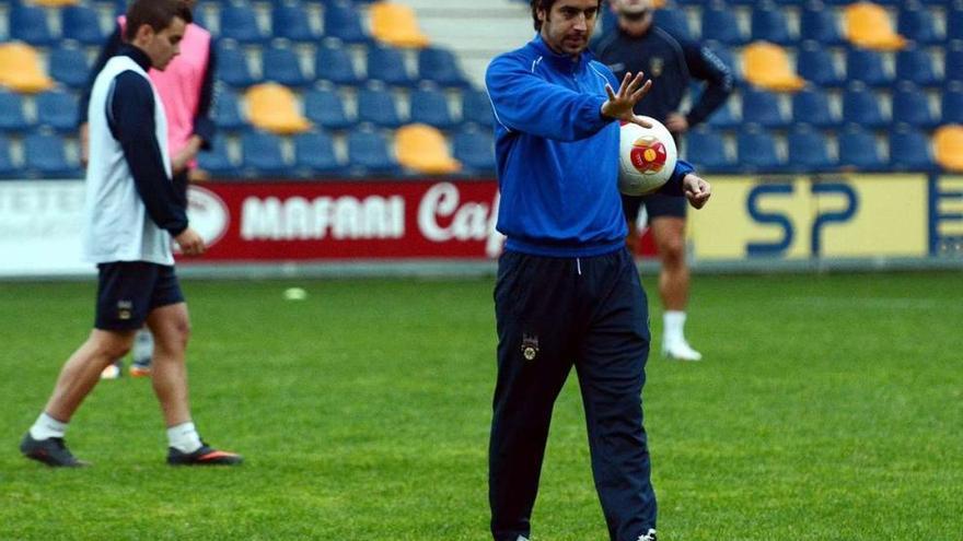 Manu Fernández da instrucciones a sus jugadores durante una sesión de entrenamiento en el estadio de Pasarón. // Rafa Vázquez