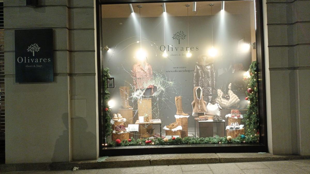 El escaparate roto en la tienda Payo Gómez