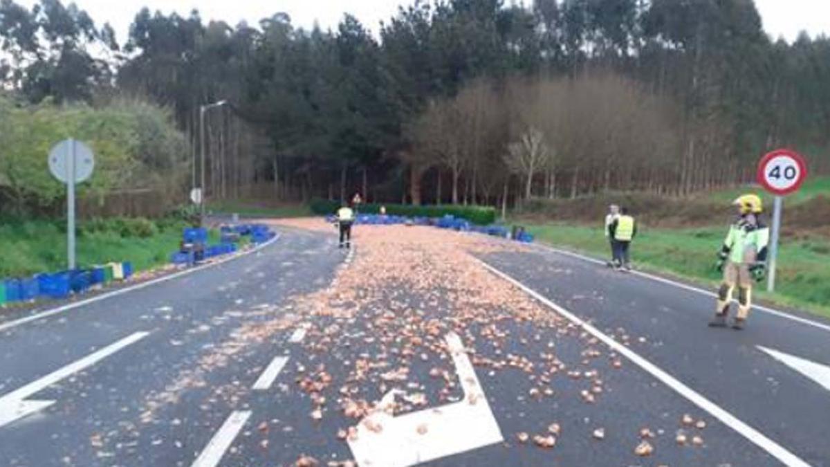 Un camión pierde la carga en Coirós y derrama kilos y kilos de cebollas.