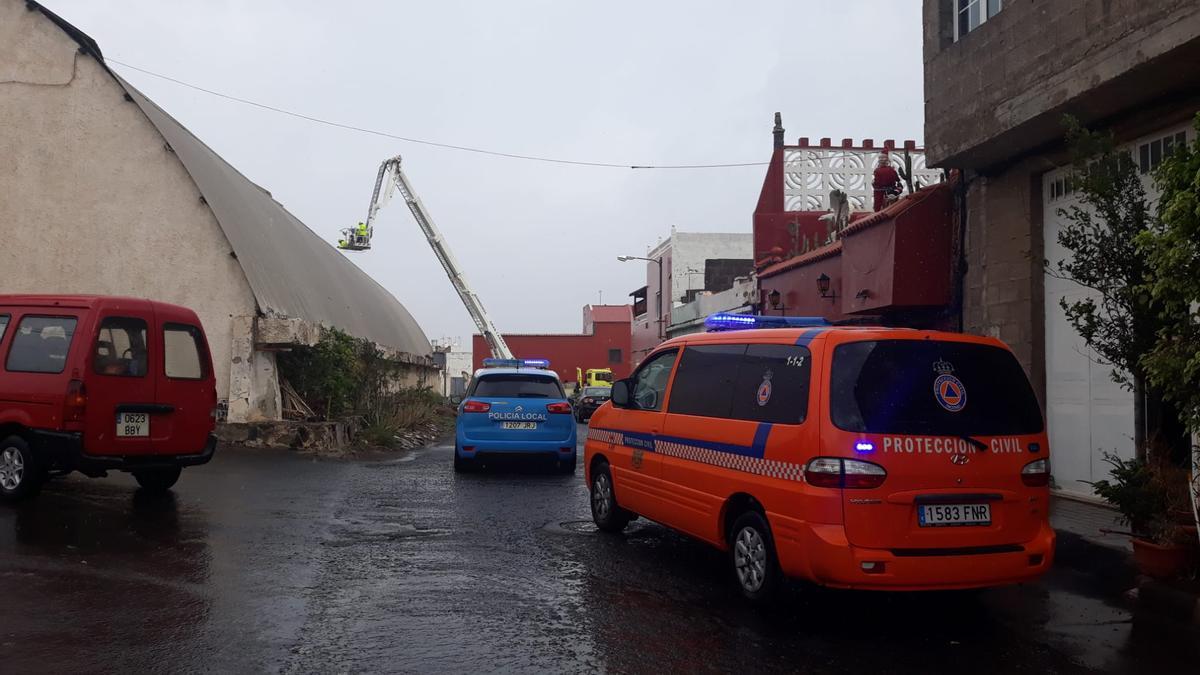 Se levantan durante esta mañana las planchas por el viento en una nave de Bonnys en Las Majoreras, Ingenio.