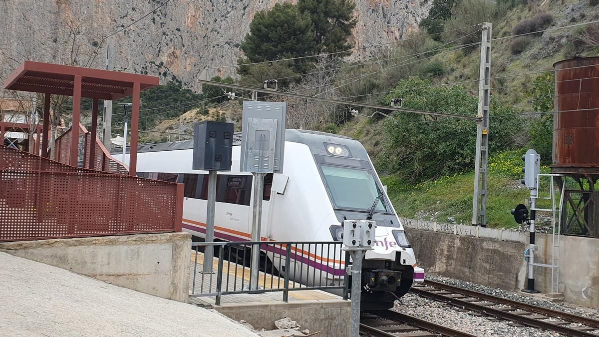 Uno de los trenes de la línea Málaga-Sevilla, ayer, junto al Caminito del Rey.