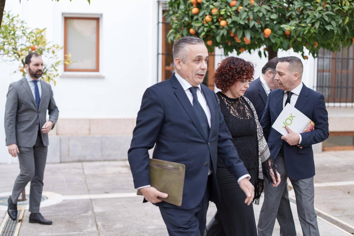 Diputados de Vox a las puertas de la Asamblea de Extremadura, antes del inicio de la sesión constitutiva.