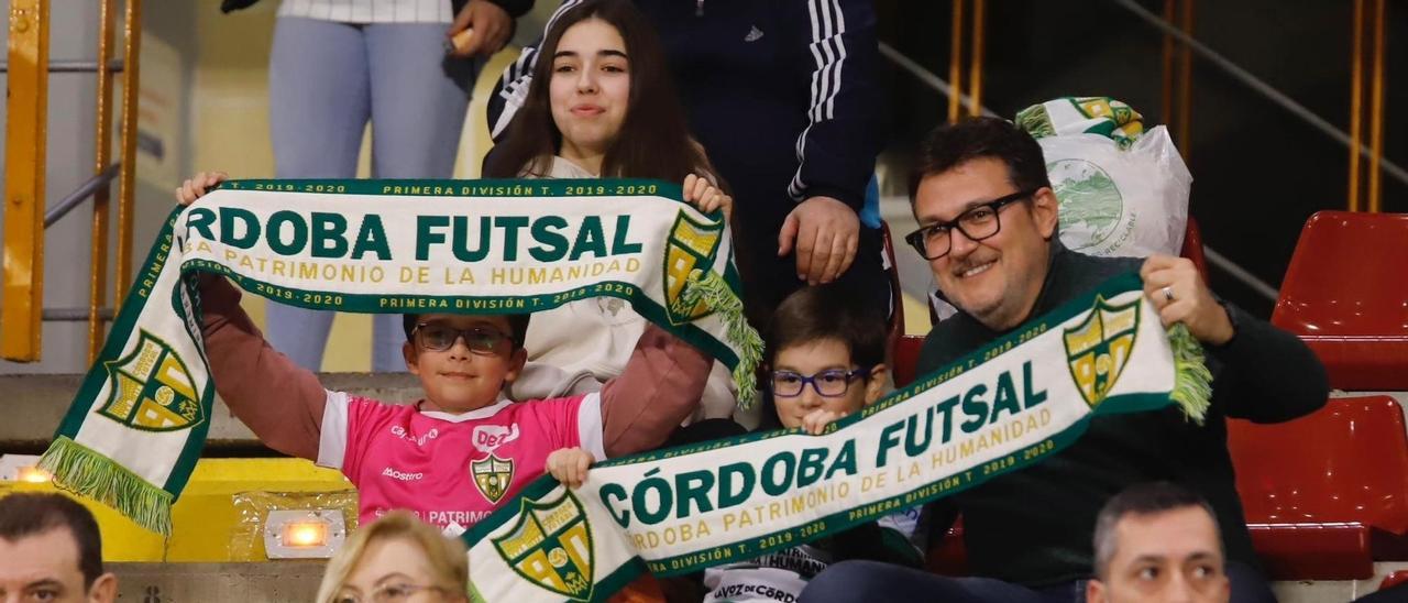 Aficionados del Córdoba Futsal asisten a un encuentro en Vista Alegre esta temporada.