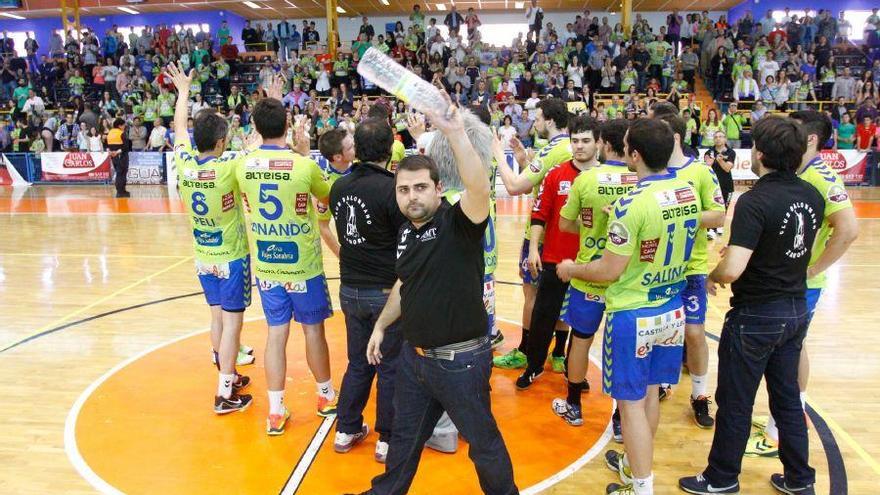 La plantilla del equipo pistacho agradece a la afición que llenó el Ángel Nieto la emotiva despedida que le tributó al final del partido