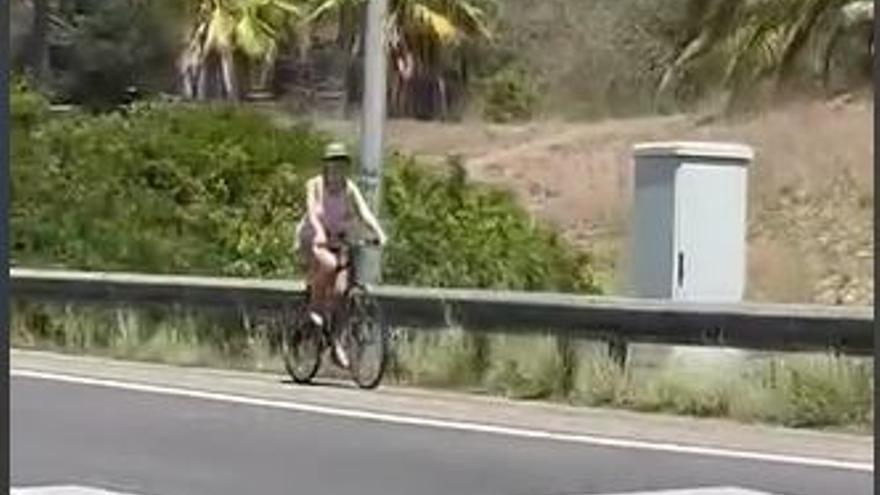 VÍDEO | Sorprenden a una ciclista circulando por el arcén para meterse en la Vía de Cintura